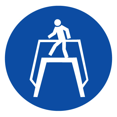 Знак M12 Переходить по надземному переходу •ГОСТ 12.4.026-2015• (Пластик 200 х 200)