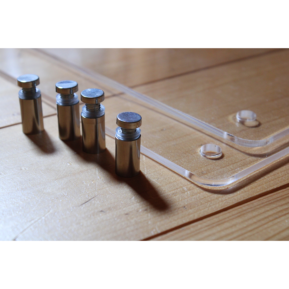 VIP - рамка для плана эвакуации А2 (оргстекло 700 х 500 х 6) + 4 дистанционных держателя