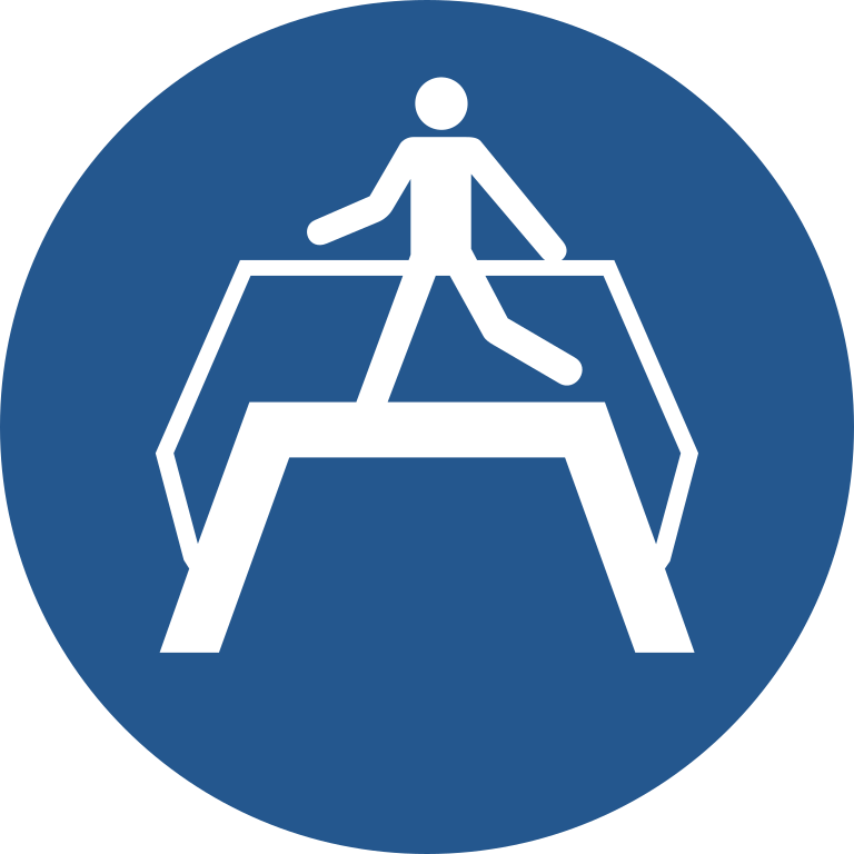 M023 Использовать пешеходный мост/Use footbridge